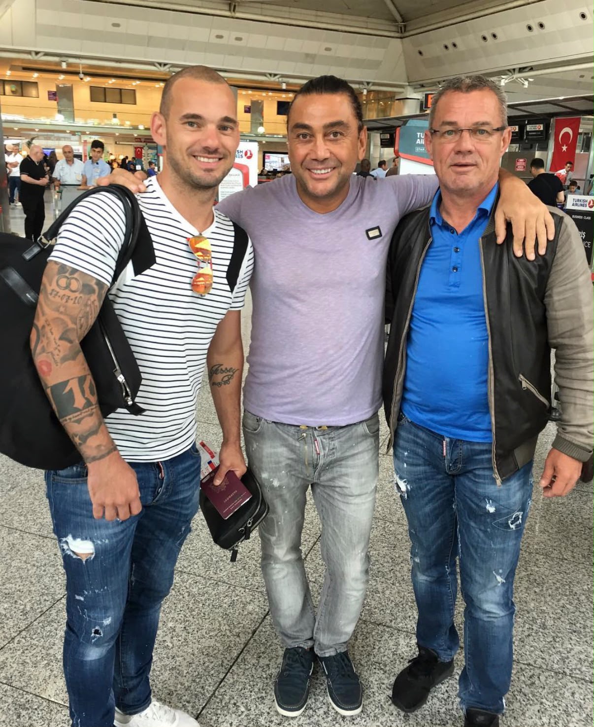 Wesley Sneijder — Istanbul airport, archive